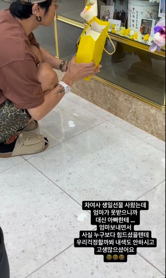 빽가는 말없이 선물을 건넸고, 아버지는 참았던 감정을 터뜨리듯 아들을 꼭 안고 눈물을 쏟았다. 사진=빽가 SNS