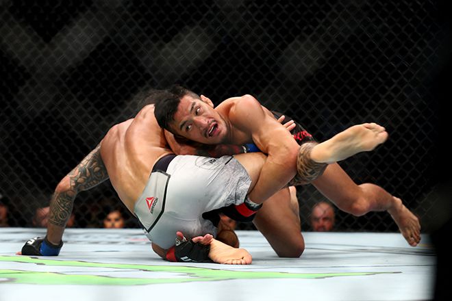 강경호가 2019년 8월 미국 캘리포니아주 애너하임 혼다 센터 UFC 241 밴텀급 경기 테이크다운 성공 후 상위 포지션을 유지하고 있다. 사진=Getty Images=연합뉴스 제공