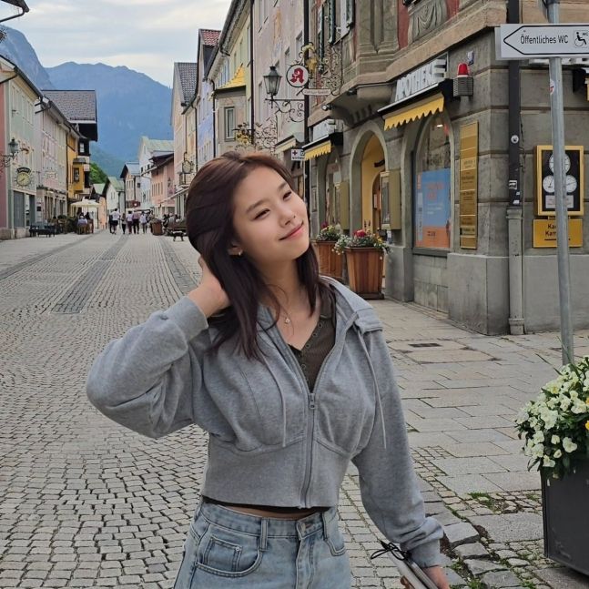 그레이 크롭 후디에 워싱 데님을 매치한 룩은 소위 ‘꾸안꾸’의 정석이라 불릴 법한 데일리 패션으로, 셀럽 못지않은 피지컬과 분위기로 시선을 끌었다.사진=이수진 SNS