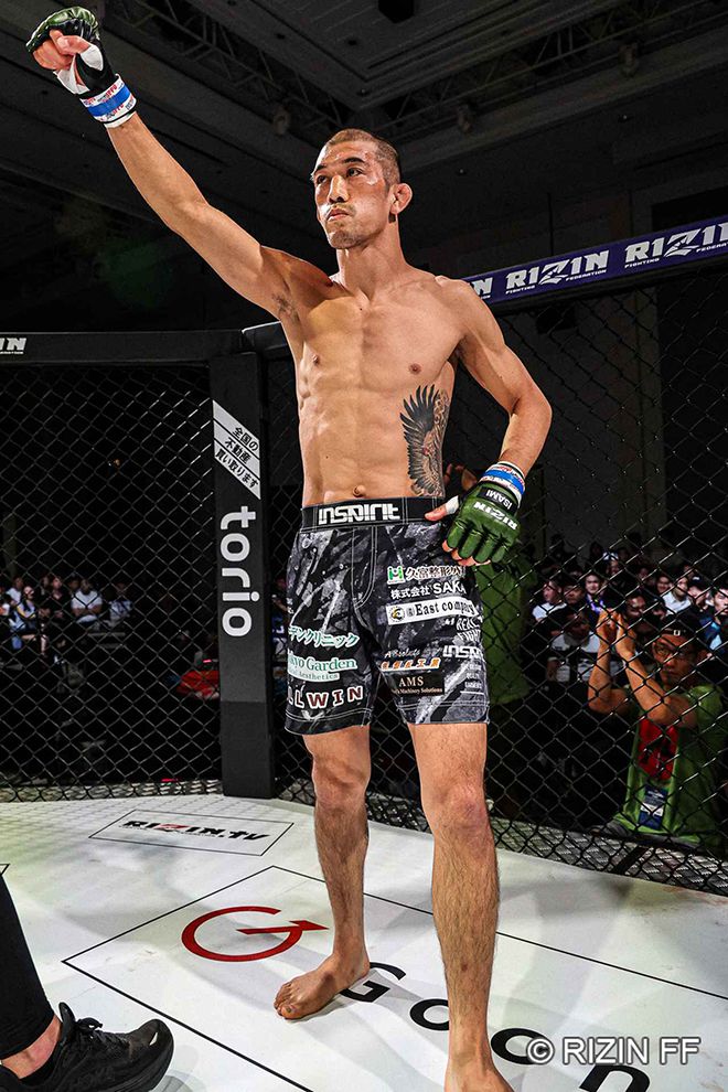 제10대 슈토 밴텀급 챔피언 사토 쇼코가 2025년 5월 인천광역시 파라다이스시티 라이진 월드시리즈 코리아 제10경기 코-메인이벤트에서 종합격투기 메이저대회 13번째 출전 선수로 소개받고 있다. 사진=RIZIN FF