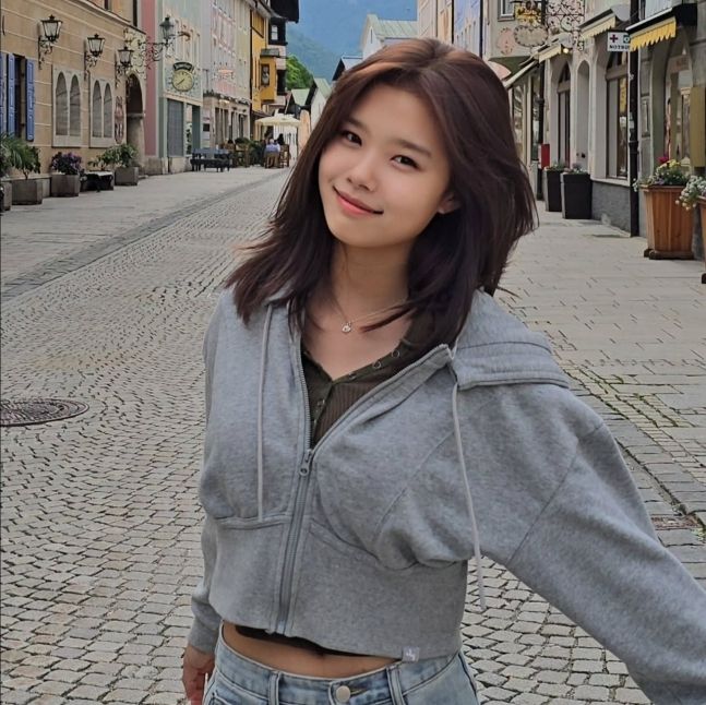 긴 생머리를 자연스럽게 흩날리며 걷는 모습은 마치 한 장면의 주인공처럼 우아했고, 카메라를 향한 미소는 소녀에서 숙녀로 성장한 설아의 변화를 고스란히 담아냈다.사진=이수진 SNS