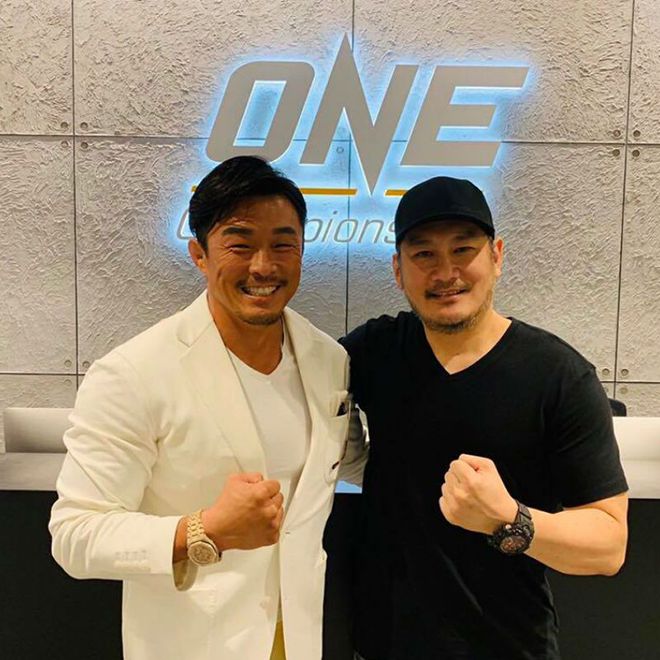 왼쪽부터 2002년 제14회 부산 하계아시안게임 유도 금메달리스트 겸 2006년 K-1 Hero‘s 8강 토너먼트 우승자 아키야마 요시히로(한국어명 추성훈), 차뜨리 싯요통 ONE Championship 회장 겸 CEO. 사진=Group One Holdings Pte. Ltd
