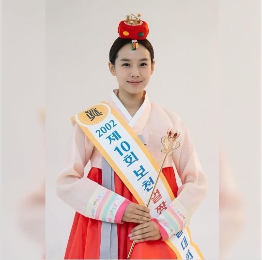 붉은 치마와 옅은 분홍 저고리, 머리 위에는 전통 족두리를 단단히 얹은 모습.사진=조윤흰 SNS