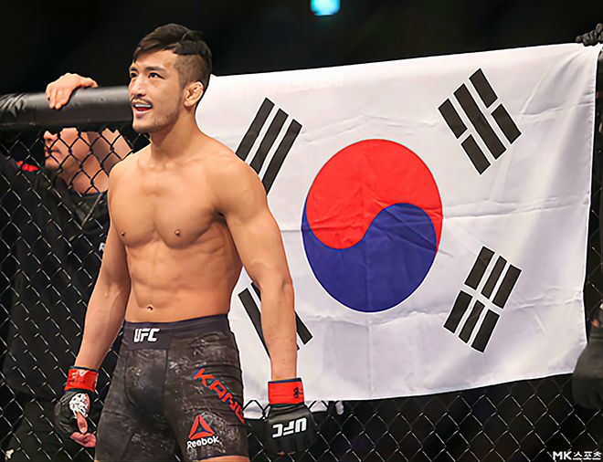 강경호가 2019년 12월 부산광역시 사직체육관 UFC on ESPN+ 23 밴텀급 경기 선수 소개를 받고 있다. 이날 종합격투기 메이저대회 9번째 출전에서 통산 6승을 거뒀다. 사진=김영구 기자