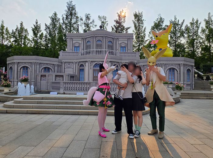 가족이 로로티 캐슬 앞에서 기념사진을 찍고 있다 / 사진=김혜성 여행+ 기자