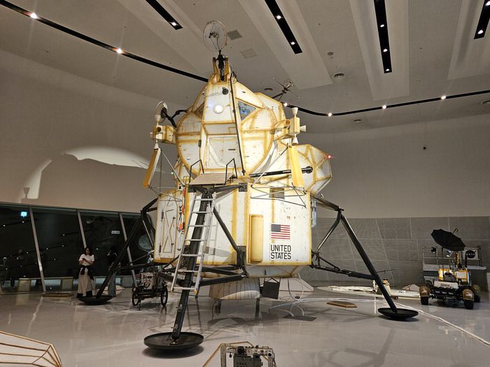 미국 항공우주국(NASA) 달 탐사 임무 '아폴로'의 달 착륙선 모형을 실물 크기로 만든 톰 삭스의 대형 설치 작품인 '루나 익스커션 모듈(LEM)'(2007).  송경은 기자