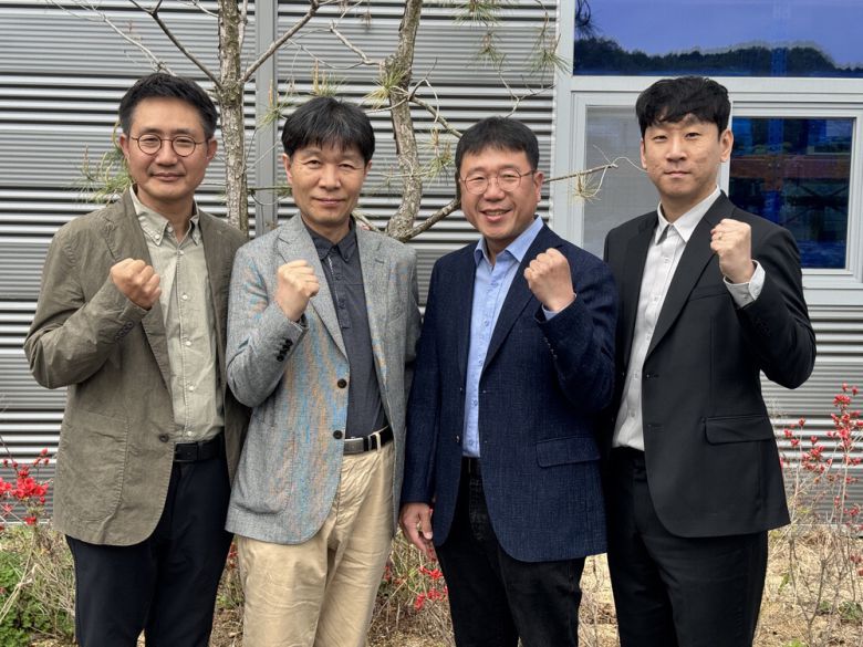 왼쪽부터 조진우 상무, 윤상재 기술고문, 차현호 수석연구원, 양동규 선임연구원.  라컴텍