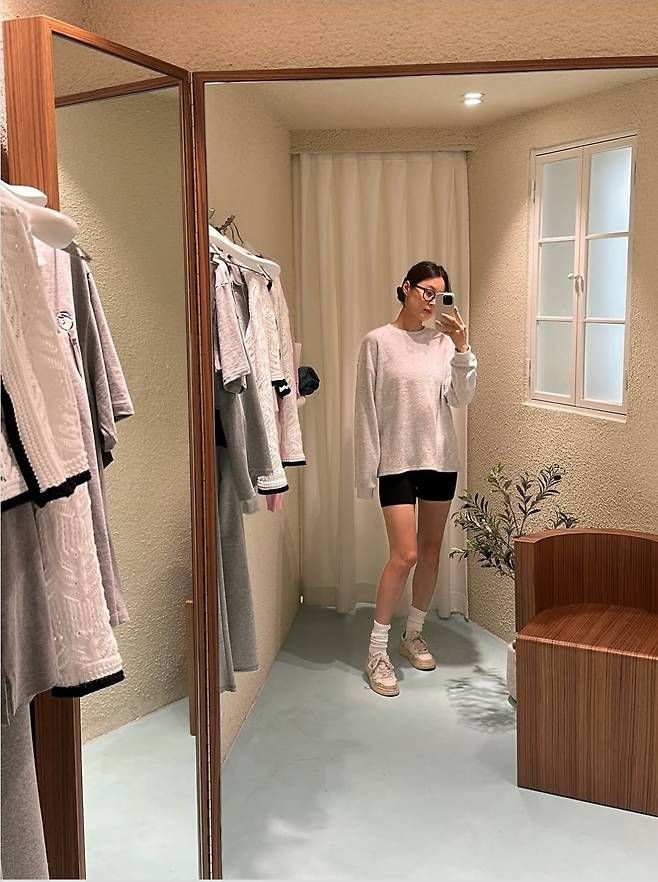 첫 번째 룩은 오버핏 스웨트셔츠에 블랙 바이커 쇼츠, 그리고 흰 양말에 운동화를 매치한 심플 애슬레저. 여기에 안경을 더해 ‘꾸안꾸’ 포인트를 살리며 스타일을 완성했다.사진=한지헤SNS