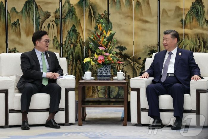 우원식 국회의장이 7일 중국 헤이룽장성 하얼빈시 타이양다오 호텔에서 시진핑 국가주석과 면담하고 있다. [뉴스1]