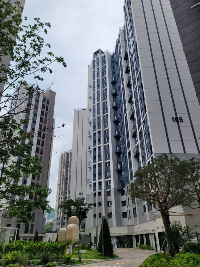 최근 단지 내 옥상에 대공방어시설 설치 공사가 진행 중인 서울 강북구 A아파트 전경. <김유신 기자>