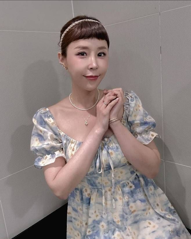 귀여운 헤어, 화사한 룩, 유쾌한 반응까지 더해진 이번 착장은 신지만의 독보적인 존재감을 다시 한번 각인시켰다.사진=신지 SNS