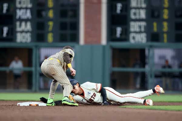 이정후는 감각적인 슬라이딩으로 상대 태그를 피했다. 사진= Getty Images/AFP= 연합뉴스 제공