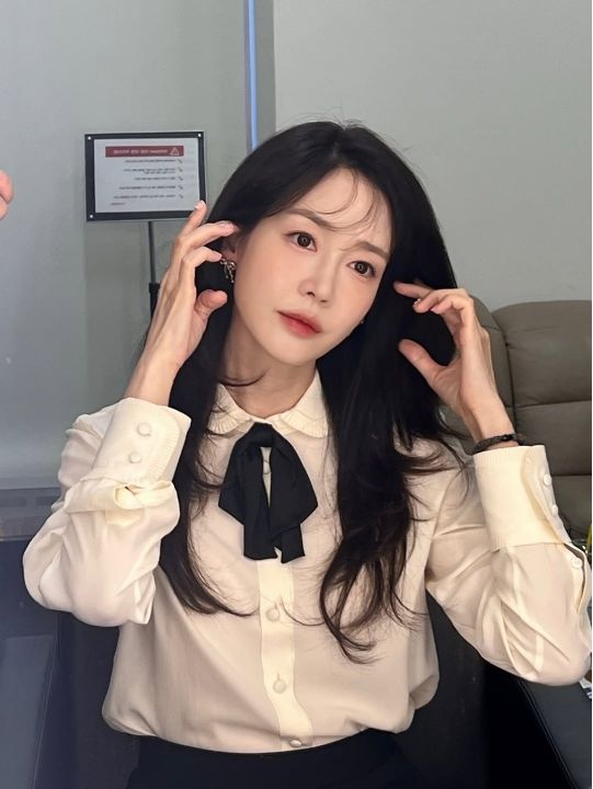 성유리는 자신의 SNS에 별다른 멘트 없이 풀메이크업 중인 대기실 사진을 공개했다.사진=성유리 sns