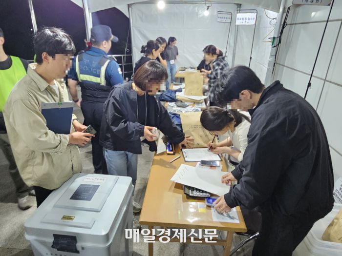 개표소 입구에 자리한 ‘투표함접수부’ 사무원들이 투표함의 특수봉인지 상태와 투표록을 비롯한 모든 투표관계서류가 제대로 있는지 등을 확인하고 있다. [사진 지혜진 기자]