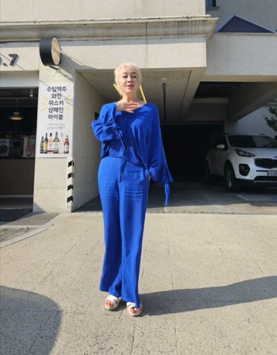 주름 하나 없는 실키한 소재에 루즈한 핏, 그리고 리본 디테일까지 살아 있는 블라우스는 그 자체로 존재감이 있었고, 같은 톤의 팬츠는 자연스럽게 다리를 길어 보이게 연출했다.사진=박해미 SNS