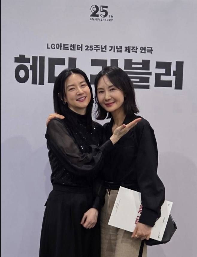 채시라는 연극 <헤다 가블러> 관람 후기를 전하며, 이영애와 함께한 인증샷을 공개했다.사진=채시라 SNS