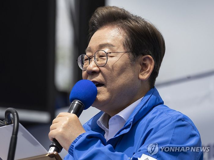 이재명 당선인이 지난달 17일 전남 나주시 금성관 망화루 앞에서 열린 유세에서 농업 정책 강화에 대한 연설을 하고 있다. [사진 = 연합뉴스]