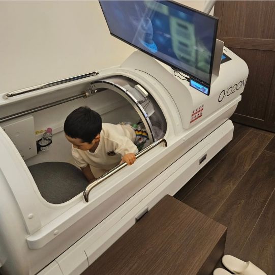 한가인 본인도 놀랐는지, 곁에 함께한 아들까지 산소캡슐에 쏙 넣어주는 ‘껌딱지 케어’를 선보였다.사진=한가인 SNS