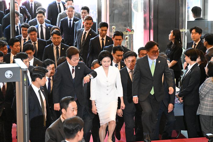 이재명 대통령과 부인 김혜경 여사가 4일 오전 서울 여의도 국회 로텐더홀에 취임 선서를 하기 위해 도착하고 있다. [사진 = 국회사진기자단]