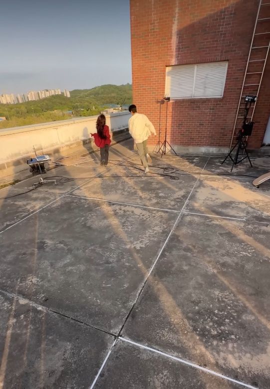 무궁화 꽃이 피었습니다. 술래는 차은우, 도망은 아이유.옥상 위의 두 사람, 그 장면은 그 자체로 한 편의 드라마였다.사진=아이유 공식 SNS