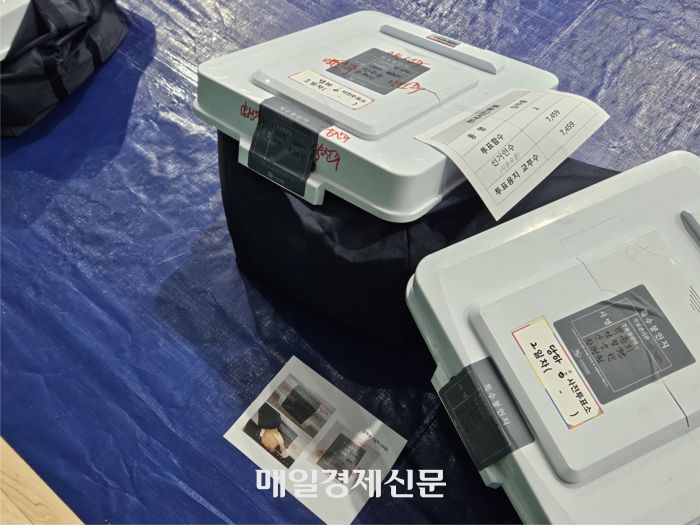 지난 4일 새벽 1시께 부정선거방지대 참관인들이 인쇄해 온 사전투표함 봉인지 사진과 개표소에 도착해 있는 관내 사전투표함. 사전투표소 참관인들이 봉인지 밖으로 서명을 한 모습이다. [사진 지혜진 기자]