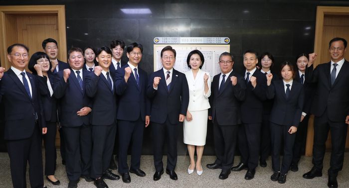 이재명 대통령이 4일 서울 여의도 국회에서 열린 제21대 대통령 취임선서식을 마치고 국회방호과 직원들과 기념촬영을 하고 있다. [사진 출처 = 연합뉴스]