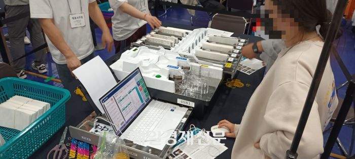 투표지분류기가 투표용지를 스캔한 후 기표된 후보별로 적재함에 100매씩 분류하고 있다. [사진 지혜진 기자]