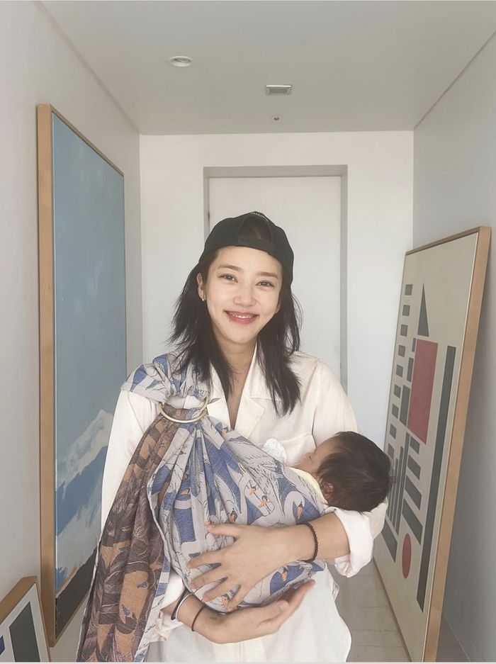 슬링에 쏙 들어간 해이는 고요히 잠들었고, 손담비는 익숙하면서도 약간은 멍한 눈빛으로 카메라를 향해 미소 지었다.사진=손담비 SNS