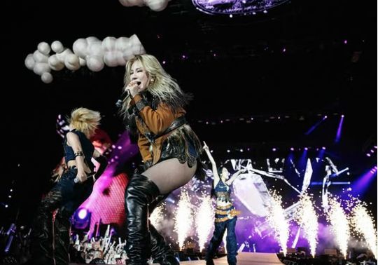 멤버들은 올블랙+메탈릭 디테일의 Y2K풍 무대의상을 입고, 전성기 시절을 연상케 하는 에너지를 뿜어냈다.사진=산다라박 SNS