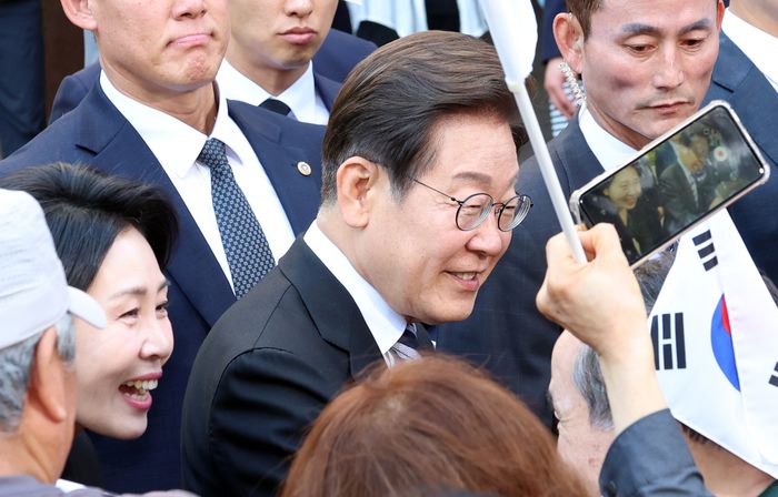 이재명 대통령과 김혜경 여사가 4일 오전 인천시 계양구 자택에서 나오며 환송나온 시민들과 인사를 하고 있다. [사진 = 뉴스1]