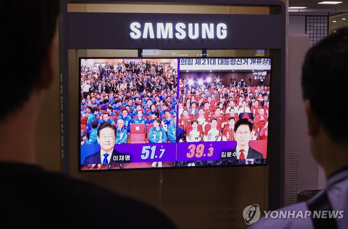 지상파 방송 3사가 발표한 출구조사 화면. [사진출처 = 연합뉴스 캡처]