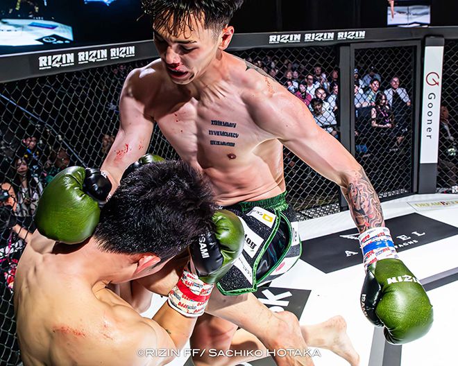 제4대 Rise 67.5㎏ 챔피언 우사미 히데 메이슨이 2025년 5월 인천광역시 파라다이스시티 라이진 월드시리즈 코리아 킥복싱 경기에서 국제무에타이연맹 동아시아선수권대회 동메달리스트 조산해를 공격하고 있다. 사진=RIZIN FF