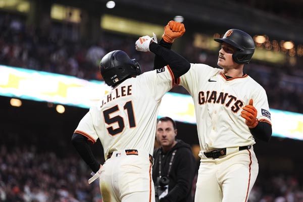 채프먼이 6회 홈런을 때린 뒤 이정후와 하이파이브를 하고 있다. 사진= AP= 연합뉴스 제공