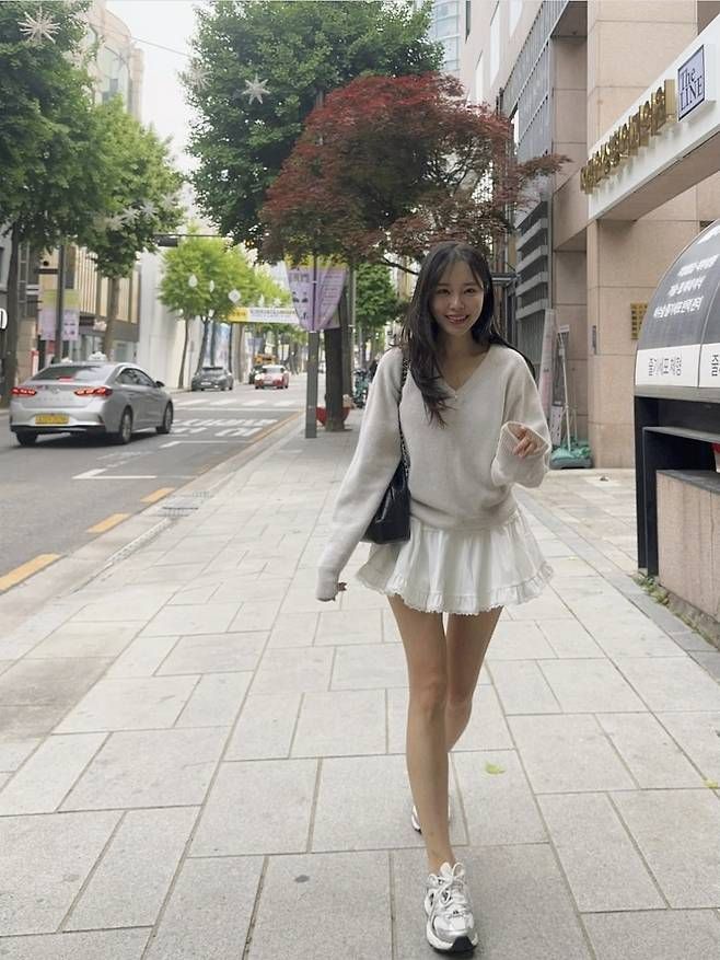 이솔이는 여리여리한 브이넥 니트와 화이트 캉캉 미니스커트를 매치했다.사진=이솔이 SNS