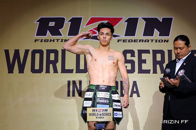 제4대 Rise 67.5㎏ 챔피언 우사미 히데 메이슨이 2025년 5월 인천광역시 파라다이스시티 라이진 월드시리즈 코리아 킥복싱 경기 공개 계체 행사에 참가하고 있다. 사진=RIZIN FF