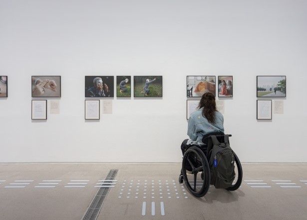 우리사회의 다양한 구성원들이 서로 어우러져 살아가는 미래를 그린 기획전 ‘기울인 몸들: 서로의 취약함이 만날 때’가 열리고 있는 국립현대미술관 서울 전시장 전경. 국립현대미술관