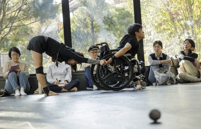 김원영·정지혜 안무가의 퍼포먼스 ‘보철(물)로서 움직이기-머신/어포던스/케어’(2024). 국립현대미술관