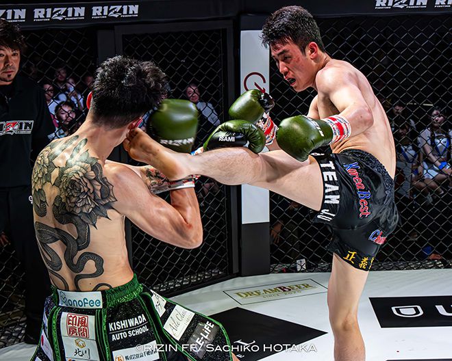 국제무에타이연맹 동아시아선수권대회 동메달리스트 조산해가 2025년 5월 인천광역시 파라다이스시티 라이진 월드시리즈 코리아 킥복싱 경기에서 제4대 Rise 67.5㎏ 챔피언 우사미 히데 메이슨을 공격하고 있다. 사진=RIZIN FF