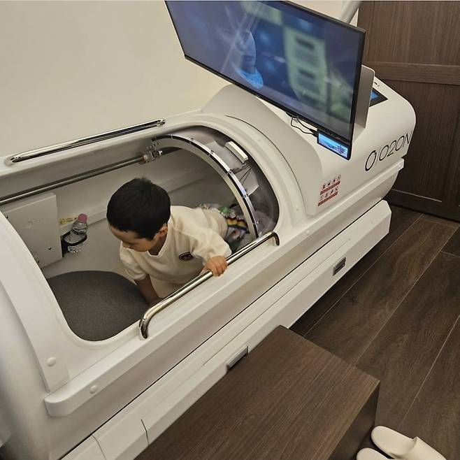 이번엔 껌딱지 아들과 함께한 산소캡슐 데이트 현장에서였다.사진=한가인 SNS
