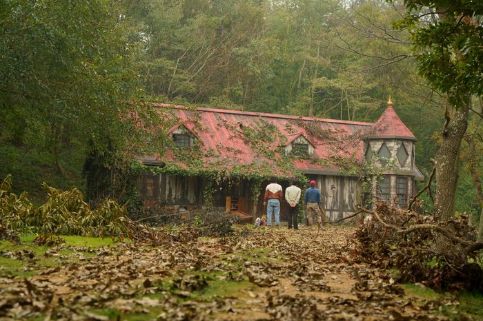 많은 공포영화에선 집이 또 다른 주인공이 된다. ‘핸섬가이즈’에서도 시골의 집이 공포의 중심이 된다. [NEW]