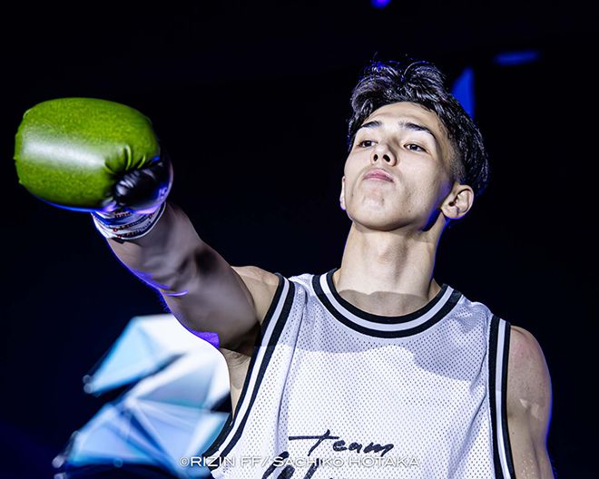 제4대 Rise 67.5㎏ 챔피언 우사미 히데 메이슨이 2025년 5월 인천광역시 파라다이스시티 라이진 월드시리즈 코리아 킥복싱 경기를 위해 입장하고 있다. 사진=RIZIN FF