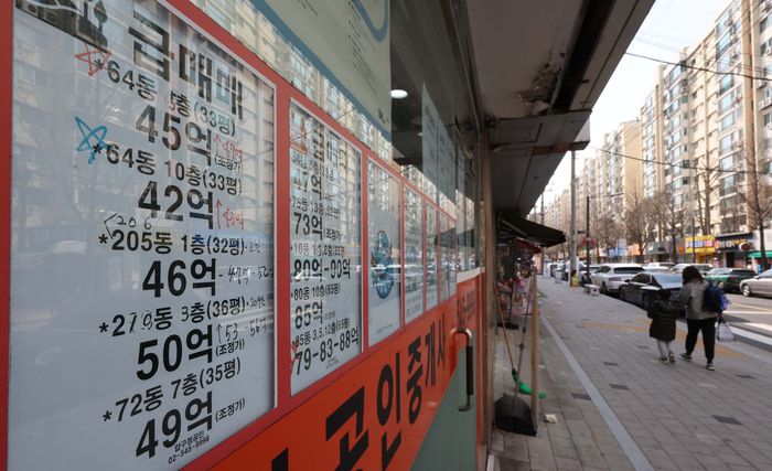 지난 3월 17일 서울 강남구 한 부동산 외벽에 붙은 매물판에 아파트 매매 호가가 고쳐 쓰여 있다. [한주형 기자]