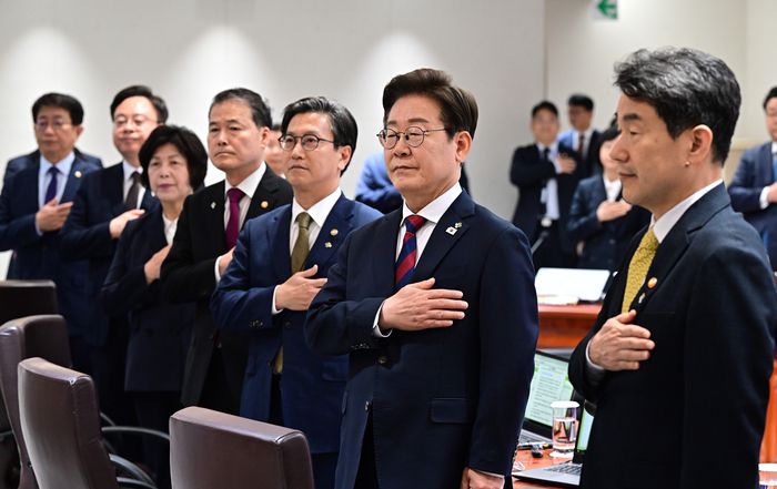 이재명 대통령이 5일 서울 용산 대통령실청사에서 취임 후 열린 첫 국무회의에서 국민의례를 하고 있다. [이승환 기자]