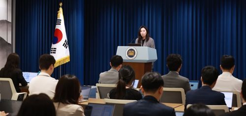 강유정 대통령실 대변인이 5일 서울 용산 대통령실 청사에서 현안 브리핑을 하고 있다. [사진 출처 = 연합뉴스]