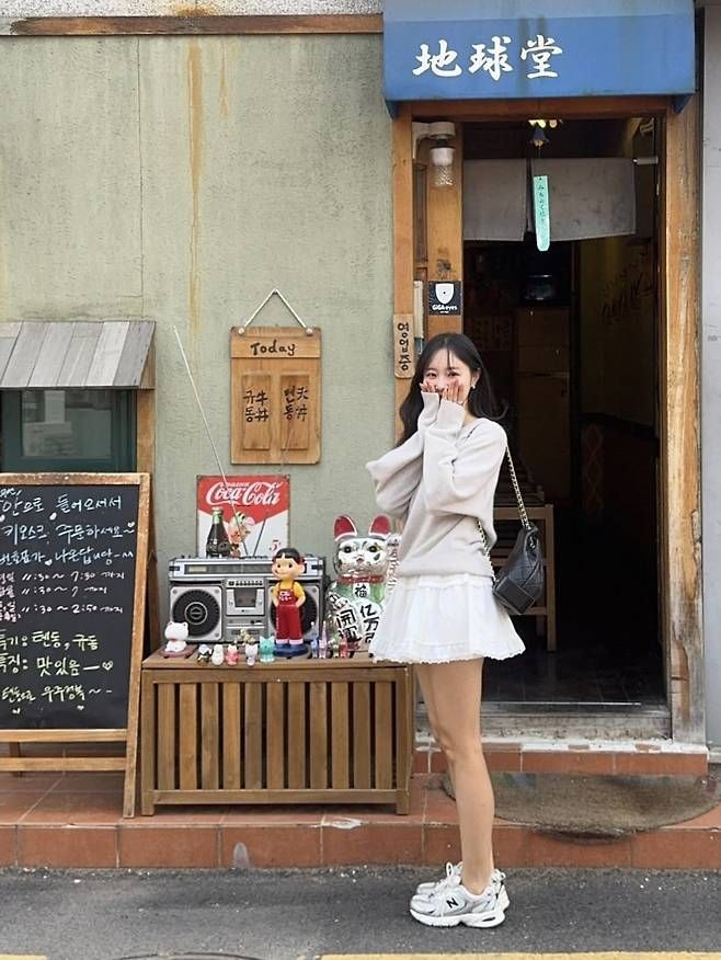 뉴발란스 스니커즈, 블랙 체인백, 내추럴한 웨이브 헤어까지 더해져 데이트하듯 설레는 분위기가 느껴졌다.사진=이솔이 SNS