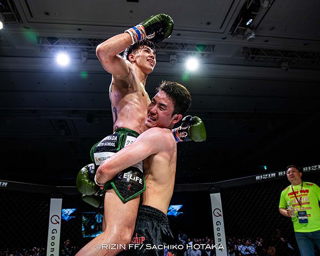 국제무에타이연맹 동아시아선수권대회 동메달리스트 조산해가 2025년 5월 인천광역시 파라다이스시티 라이진 월드시리즈 코리아 킥복싱 경기 무승부 후 제4대 Rise 67.5㎏ 챔피언 우사미 히데 메이슨에게 쌓였던 감정을 풀고 있다. 사진=RIZIN FF