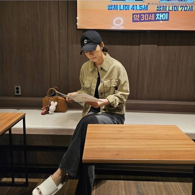 고급스러움 대신 담백함, 포즈 대신 진짜 순간을 담은 이 사진은 팬들에게 스타이면서도 엄마인 한가인의 두 얼굴을 보여줬다.사진=한가인 SNS