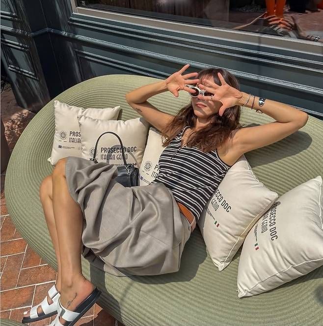 발끝까지 신경 쓴 화이트 슬리퍼와 블랙 토트백까지 더해져 ‘쿨하지만 절대 가볍지 않은 여름 스타일’을 완성했다.사진=채정안 SNS