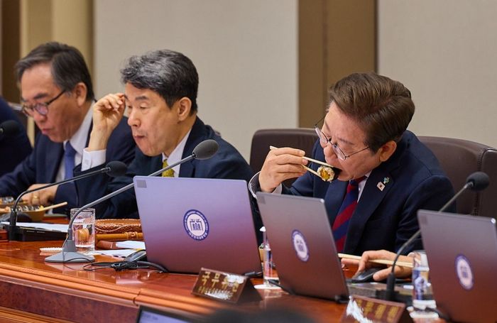 이재명 대통령이 지난 5일 서울 용산구 대통령실 청사에서 열린 국무회의 중 점심으로 김밥을 먹고 있다. [사진출처 = 연합뉴스]