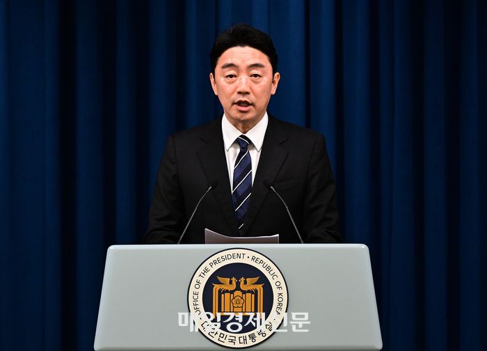 강훈식 대통령 비서실장이 6일 서울 용산 대통령실 청사에서 대통령실 조직개편안 관련 브리핑을 하고 있다.  2025.06.06.[이승환기자]